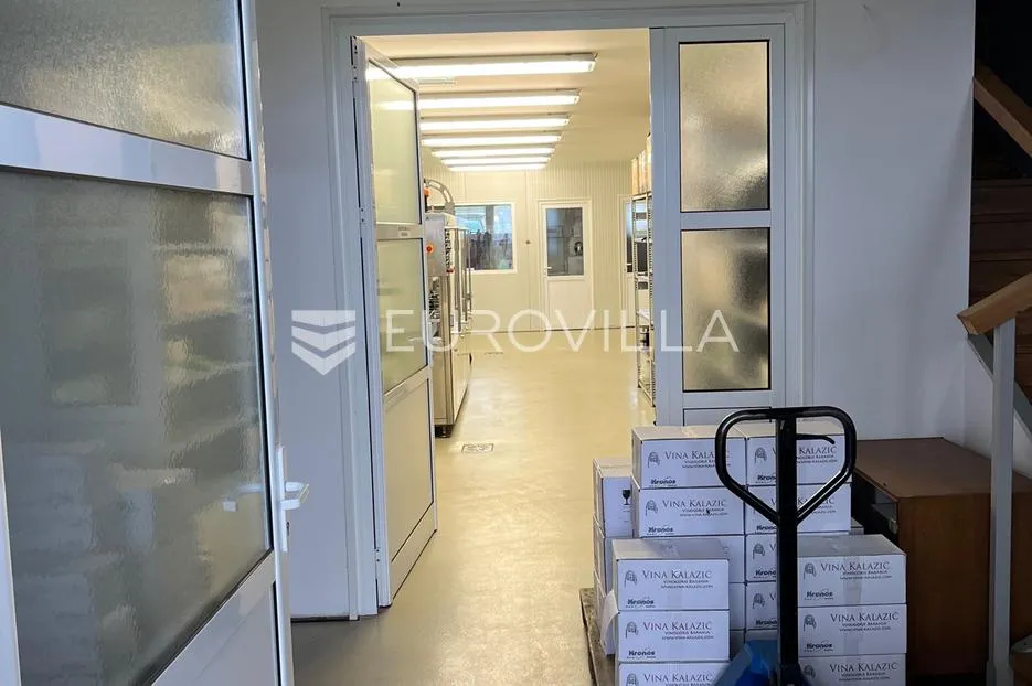 kneževi vinogradi, zmajevac, opremljena i uhodana vinarija - slika 9