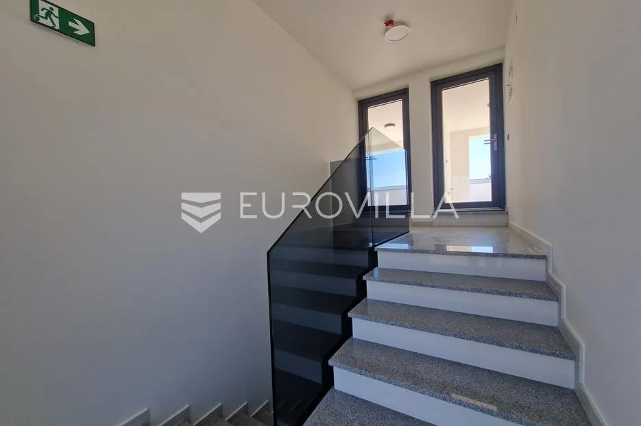 vir, trosobni apartman s krovnom terasom, pogled na more i okolicu - slika 18