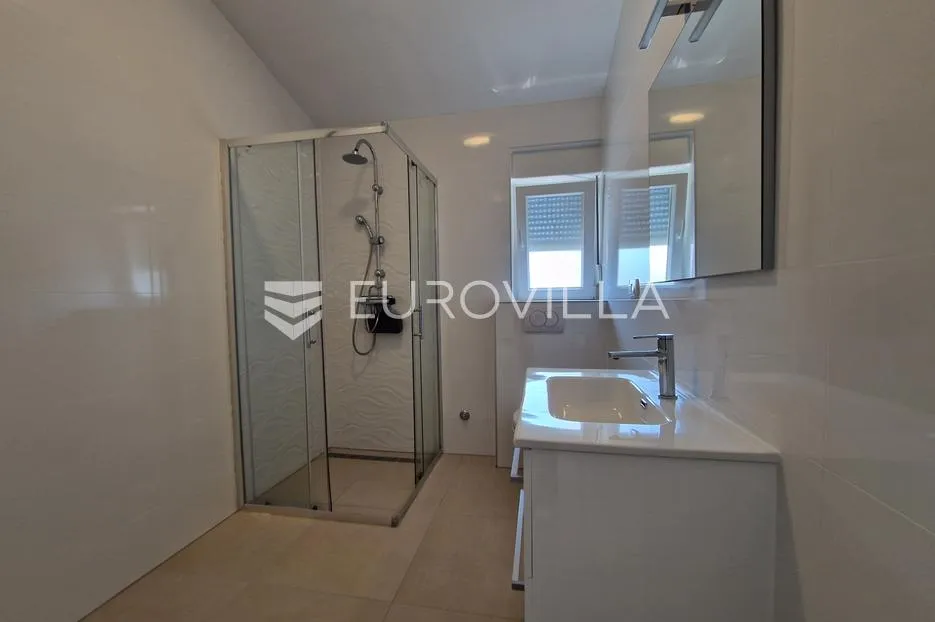 vir, moderan trosoban apartman u centru vira, 600 m od plaže - slika 15