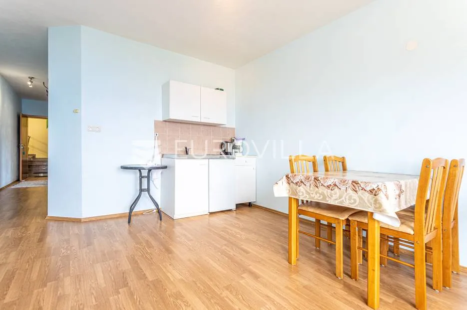 omiška rivijera- lokva rogoznica, apartmanska kuća s 8 stanova, udaljena 300 m od mora. - slika 13