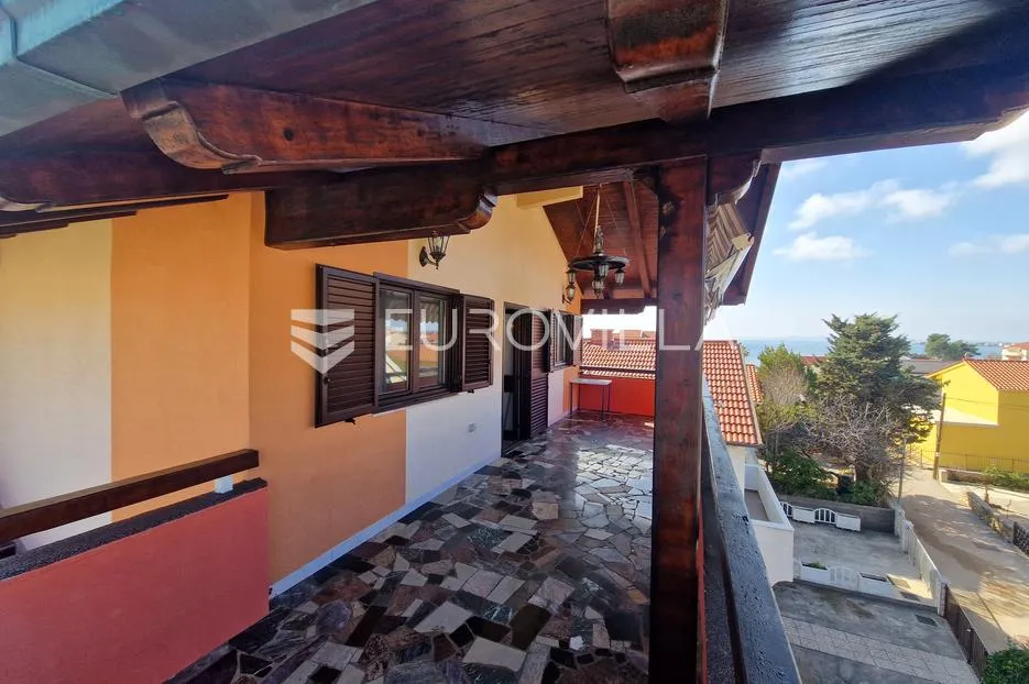 vir, 120 m od plaže, trosobni renovirani apartman s pogledom na more - slika 3
