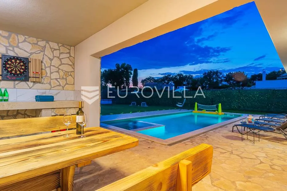 istra, juršići - prekrasna i moderna kuća 243 m2, bazen 40 m2, jacuzzi - slika 31