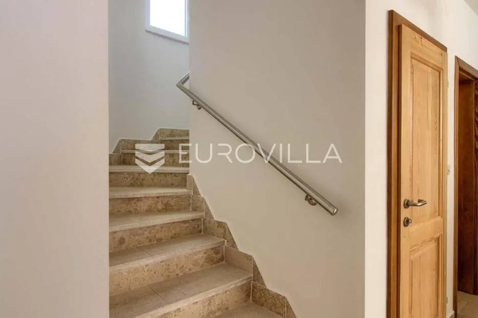 medulin, velika samostojeća kuća 360 m² s bazenom - slika 15
