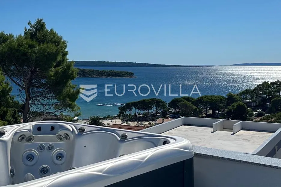 otok rab, banjol, ekskluzivan penthouse s krovnom terasom, jacuzzijem i 360° pogledom - slika 1