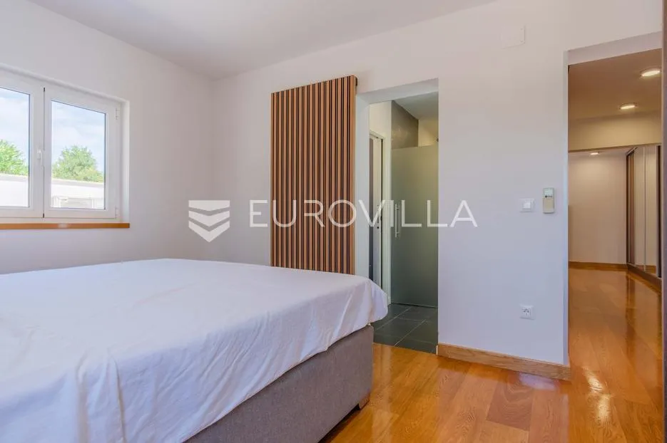 istra, poreč, unikatna dizajnerska vila s dodatnim apartmanom, wellnessom i grijanim bazenom - slika 56