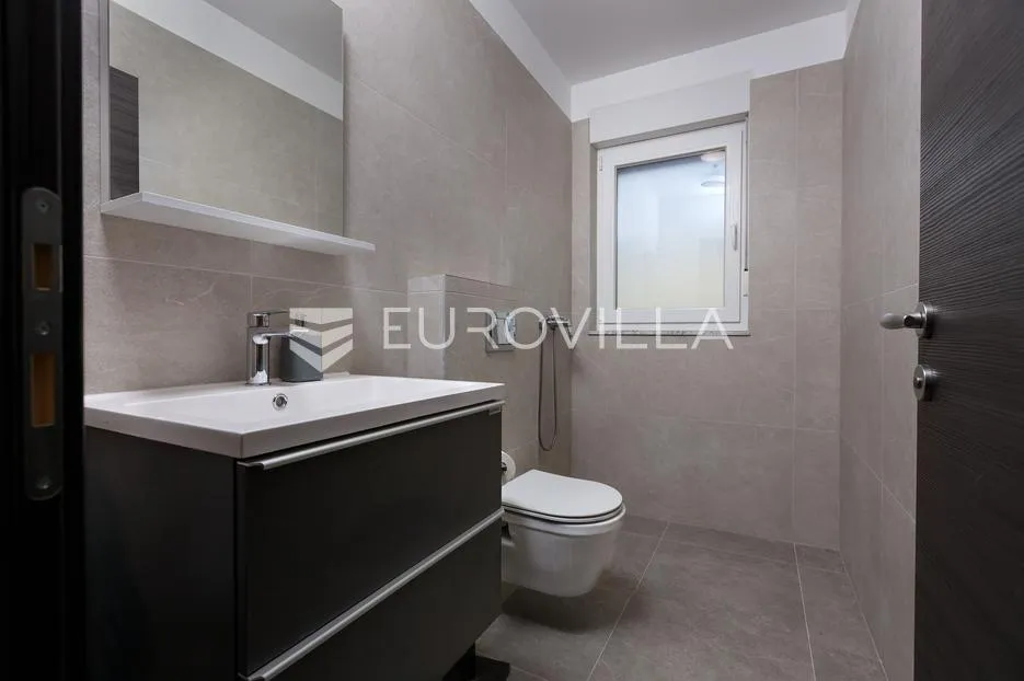 vrbnik, novogradnja od 152 m² s dvorištem - slika 8