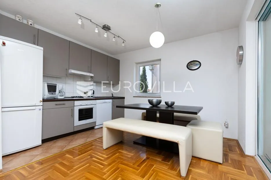 krk, malinska, komforan trosoban stan 80 m², 400 m od mora - slika 3