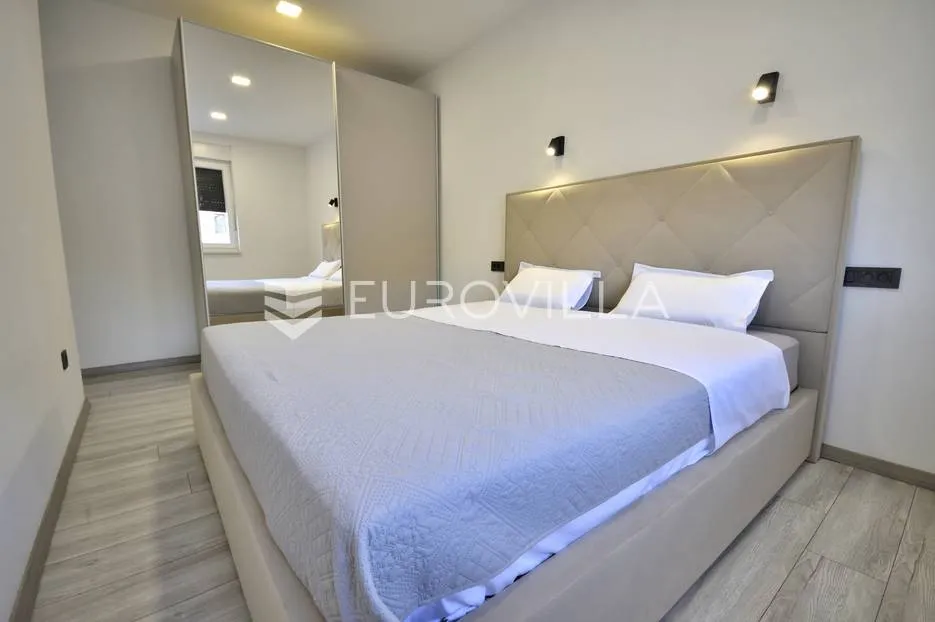 vodice, prekrasna vila s apartmanima - slika 5