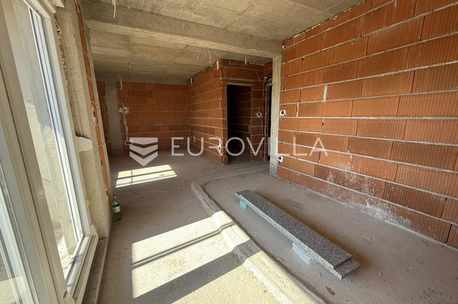 Kaštel Gomilica, dvosoban stan s parkingom, useljenje do ljeta