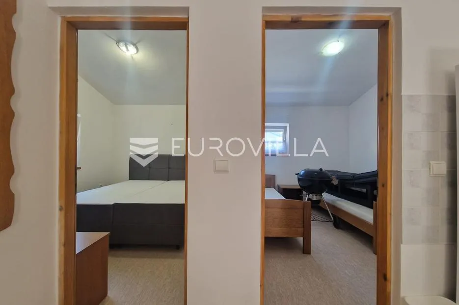 vir, kuća s dva apartmana, 6 spavaćih soba i velikim privatnim dvorištem - slika 10