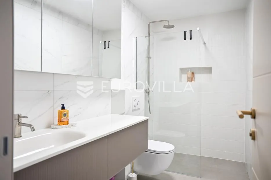 podstrana, luksuzno namješten višeetažni stan s vrtom i krovnom terasom - slika 16