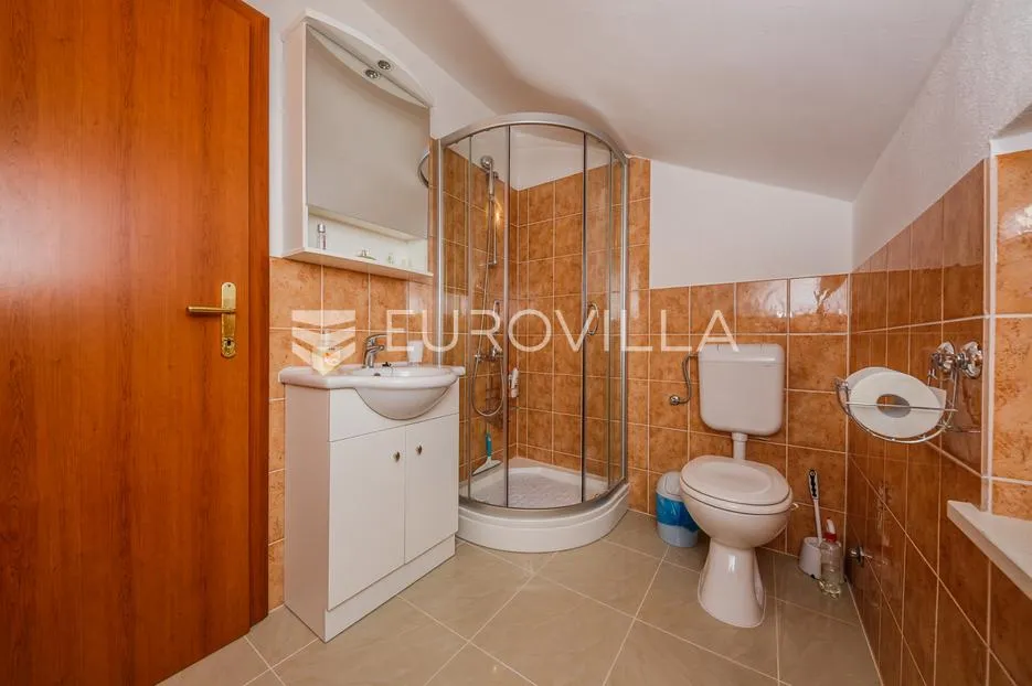 brač, splitska, vila s bazenom prvi red uz more, 180 m² - slika 12
