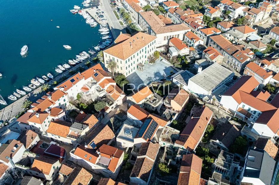 otok korčula, vela luka, kamena kuća u centru mjesta - slika 4