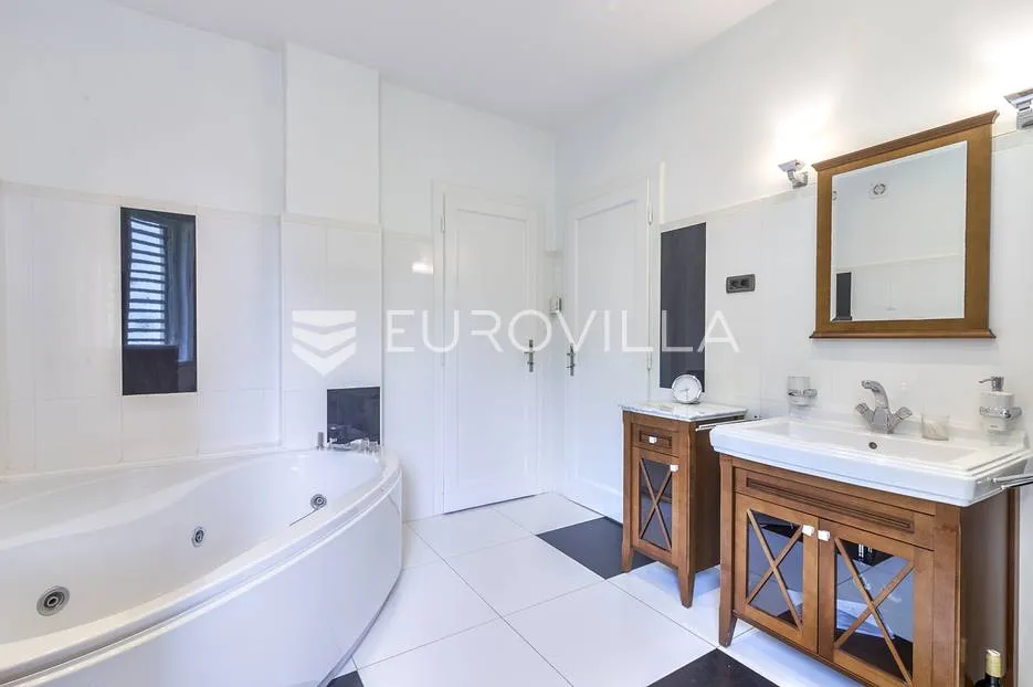 šalata prekrasna renovirana obiteljska vila 400 m² - slika 13