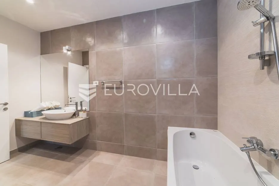 trogir, luksuzna vila s bazenom, nkp 368 m2 - slika 43