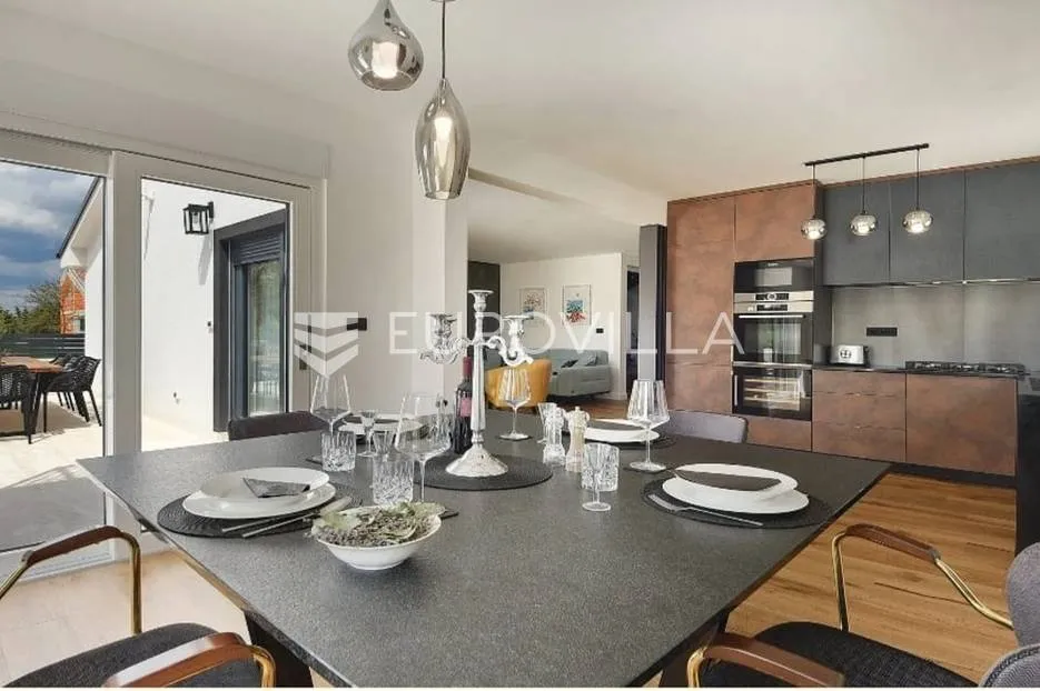 istra, krnica, prekrasna moderna vila od 135 m² na velikoj uređenoj okućnici - slika 15