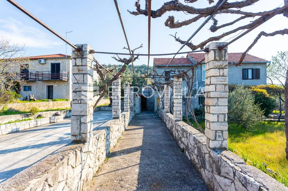 brač, kuća s dvorištem na lijepoj lokaciji - slika 28