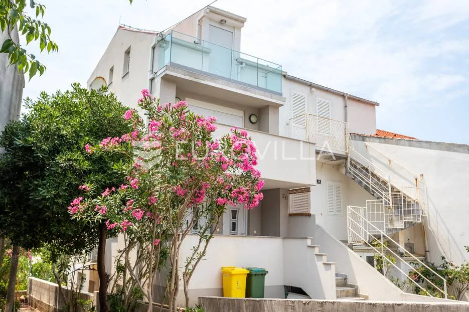 novalja, novouređena kuća s tri apartmana u centru grada - slika 2