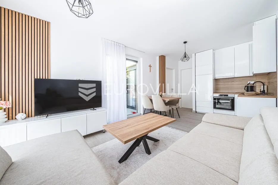 blato, novouređen trosoban penthouse nkp 68 m2 - slika 2