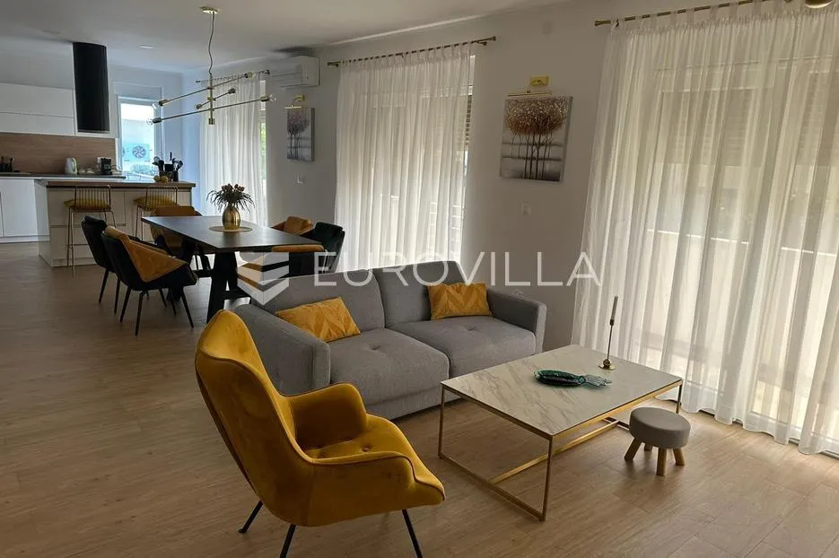 split, gripe, komforan renoviran trosoban stan s garažom - slika 9