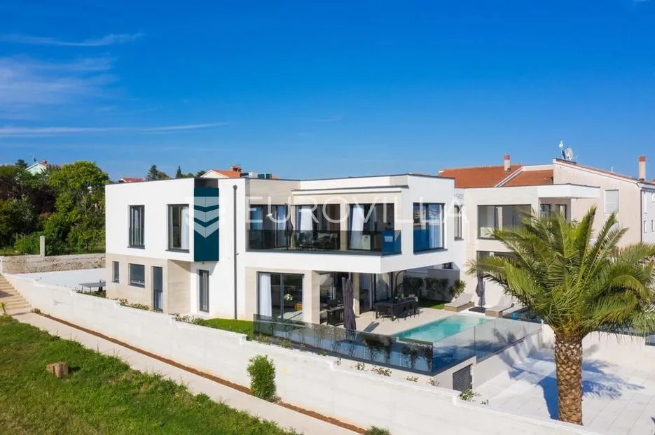 medulin, prekrasna villa od 350 m2, svega 6 m od mora s očaravajućim pogledom - slika 9