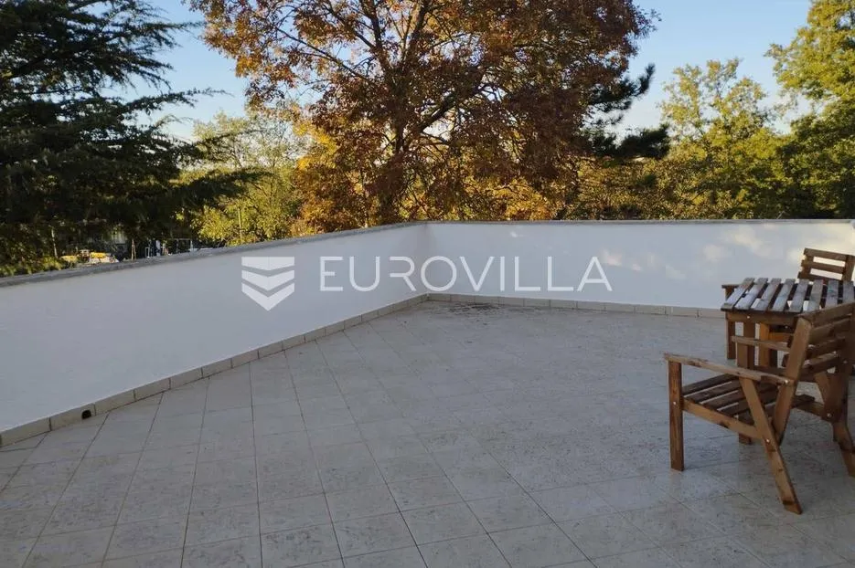istra, poreč, kuća s dva stana, okućnicom i građevinskim terenom od 1687 m², prilika - slika 8