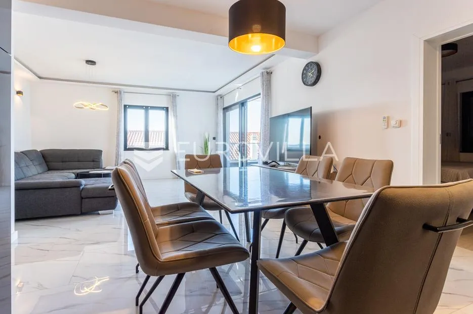 vodice, srima prekrasan penthouse, 50 metara od mora - slika 1