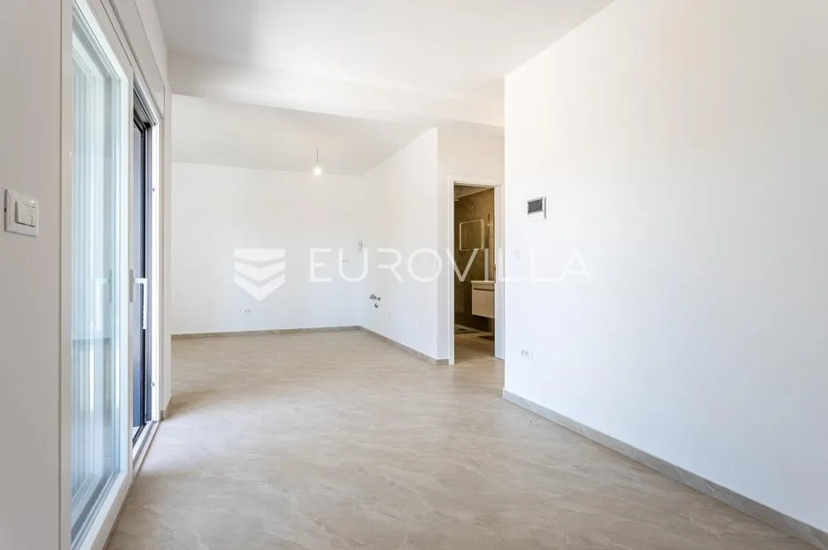 vodice, moderna dvojna kuća s bazenom, novogradnja 169,89 m² - slika 9