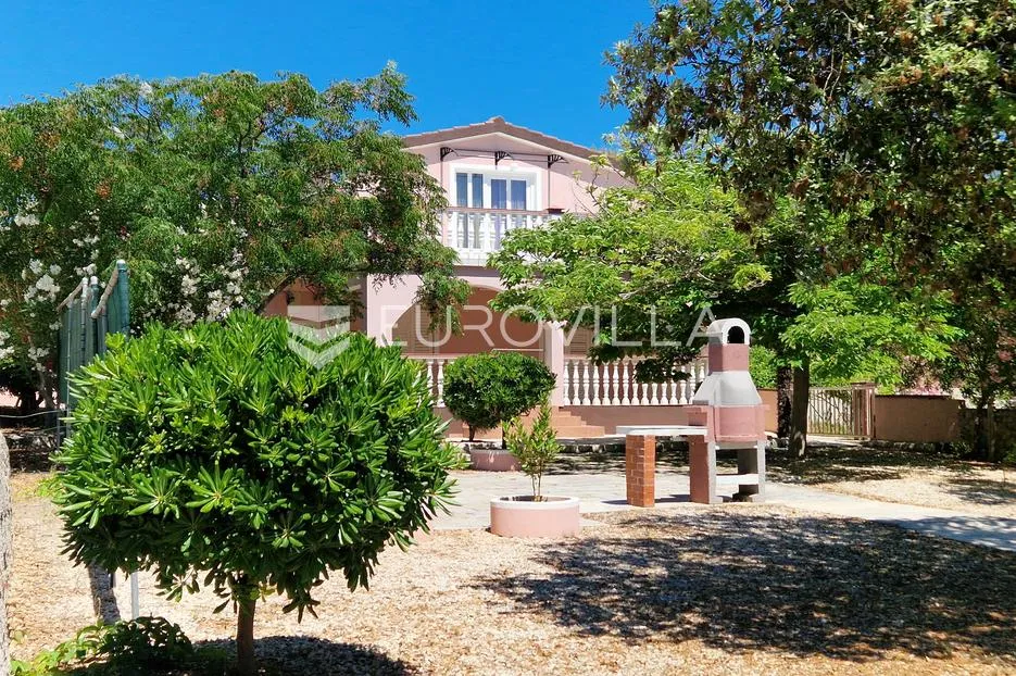 vir, samostojeća kuća s dva apartmana, pogledom na more i velikom okućnicom - slika 5