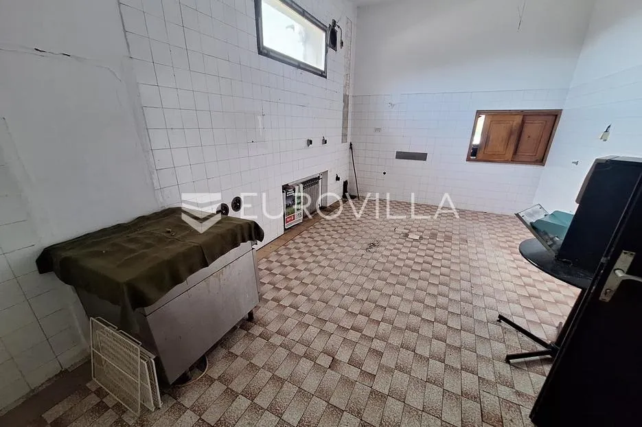 karlovac, borlin, kuća 720 m² s poslovnim prostorom, gospodarskom zgradom i nogometnim terenom - slika 15