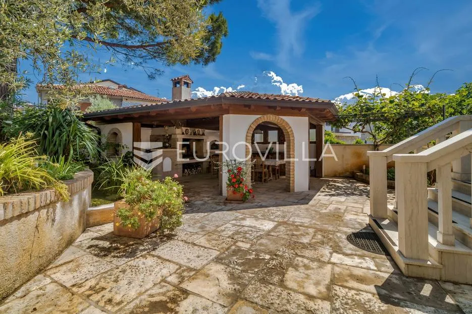 istra, umag - unikatna villa nkp 400 m2 na svega 30 m od mora - slika 56
