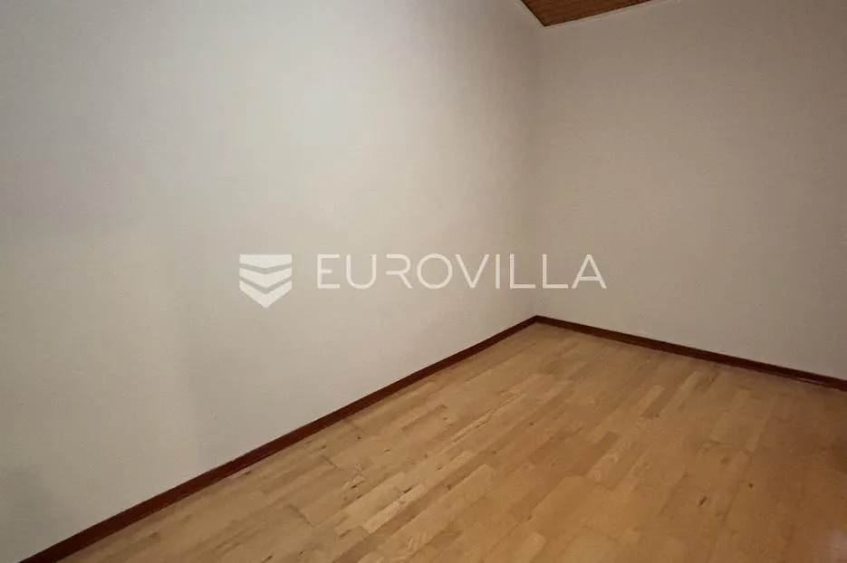 pula, šikići, prostrana kuća s tri etaže - slika 19