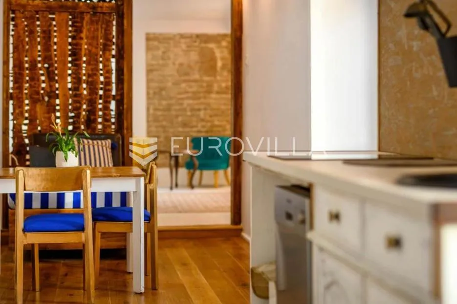 šibenik, stara gradska jezgra, renoviran stan sa 3 stambene jedinice - slika 2