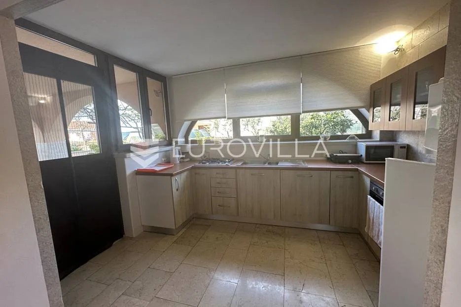 štinjan, prekrasna kuća u nizu s vrtom i pogledom more 300 m² - slika 8