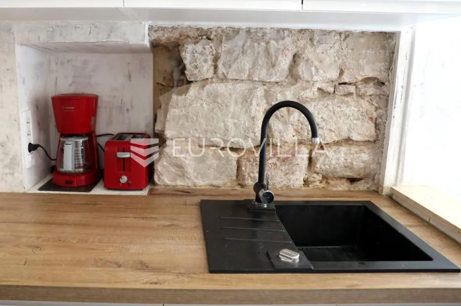 prvić luka, djelomično renovirana kamena kuća, prvi red do mora, 298 m² - slika 14