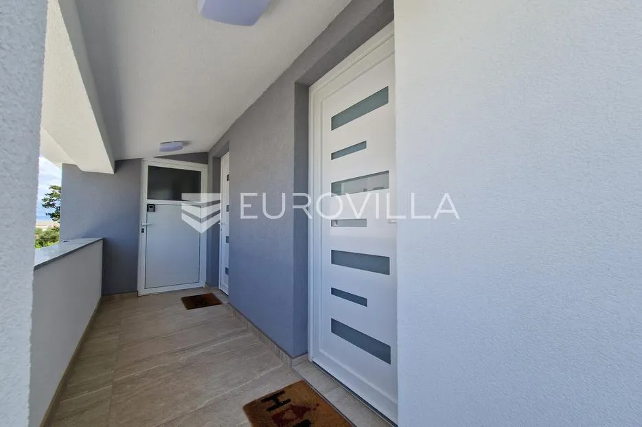 vir, elegantan trosoban apartman u centru vira, 600 m od plaže - slika 25