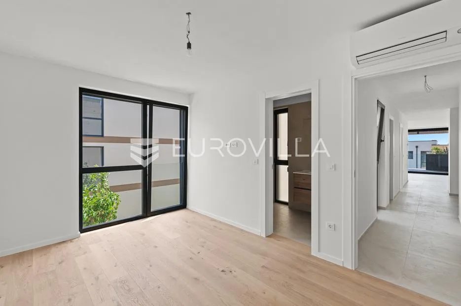 istra, novigrad, stan s 2 spavaće sobe s vrtom u prizemlju 115 m², parkirno mjesto - slika 3