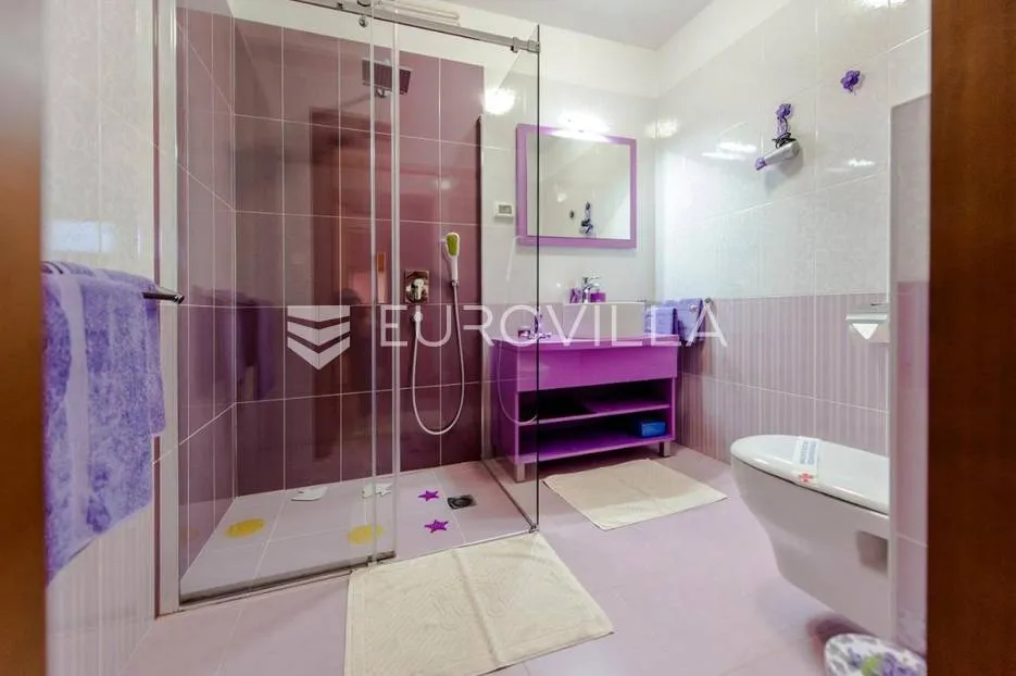 istra, rovinj, kuća 360 m2 s tri stana i zasebnom kućicom, izuzetna lokacija - slika 42