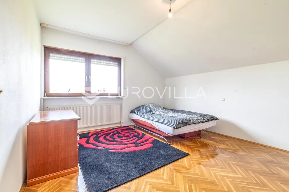 zagreb, sesvetski kraljevec, kvalitetna kuća s dva stana i garažom 390 m2 - slika 13