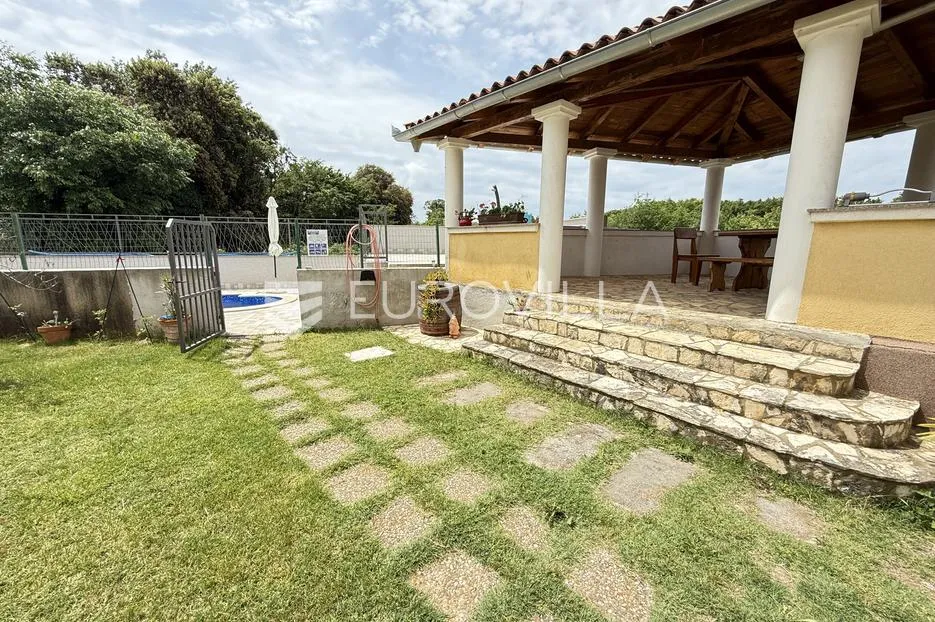 pula, veli vrh - prostrana kuća s pet stambenih jedinica, bazen 22 m2, garaža - mirna lokacija - slika 8