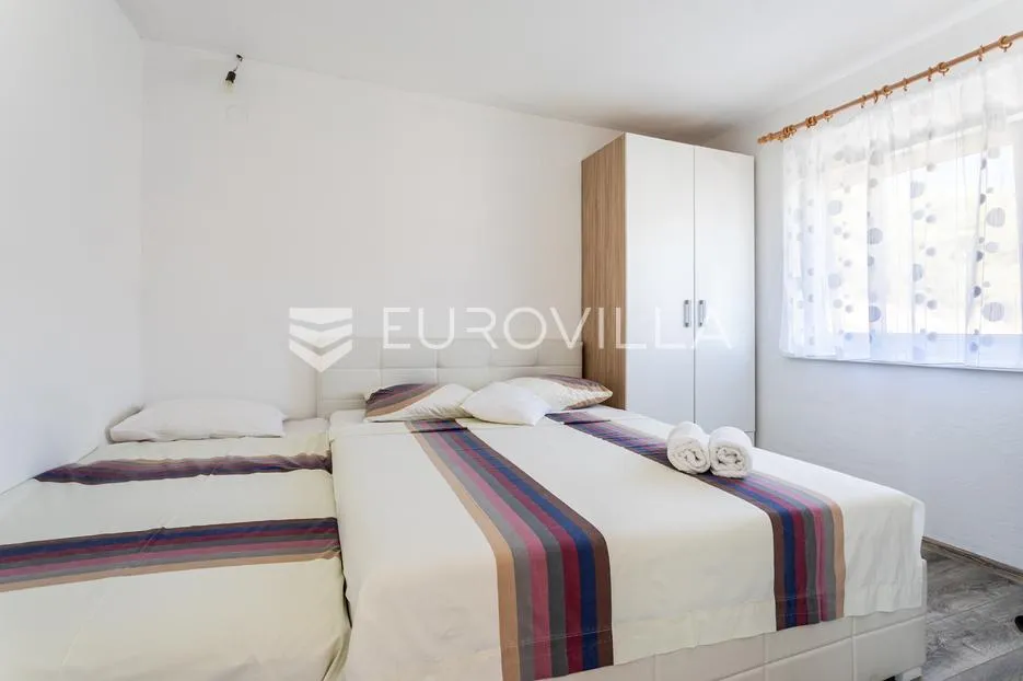 čiovo, okrug gornji, namještena kuća s četiri apartmana i prostranim dvorištem, treći red do mora - slika 7