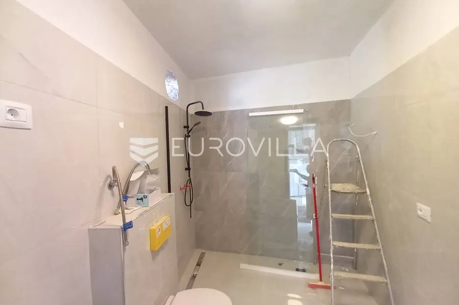 medulin, potpuno renovirana kuća s tri stana. pogled na more! - slika 26