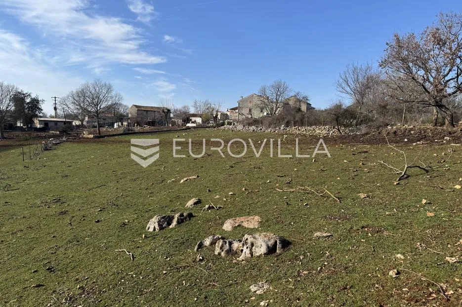Istra, Poreč okolica - građevinsko zemljište 1029 m2 na rubu urbanizacije okruženo zelenilom - Višnjan