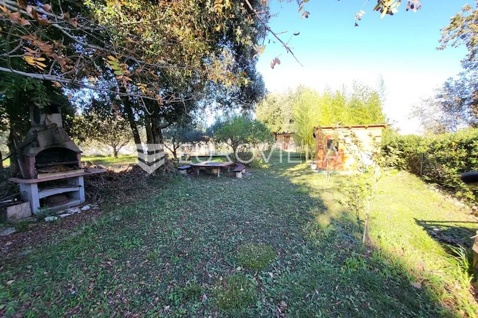 Istra, Valtura, kuća smještena na okućnici od 1208 m² - Valtura, Ližnjan
