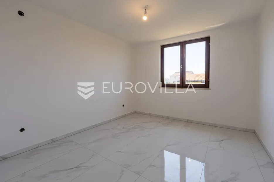 istra, poreč okolica, moderan stan na prvom katu s velikim vrtom i prostranom terasom - slika 6