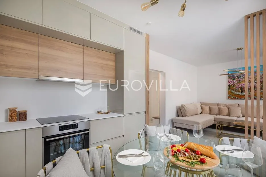 trogir, marina, namješten dvosoban stan studio apartman, prvi red do mora - slika 3