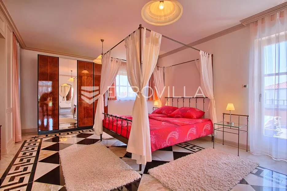 poreč, ekskluzivna vila s 430 m2, atraktivna lokacija - slika 44