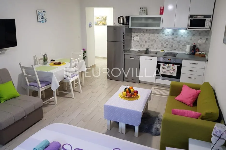 split, bol, dva namještena studio apartmana u centru grada - slika 2