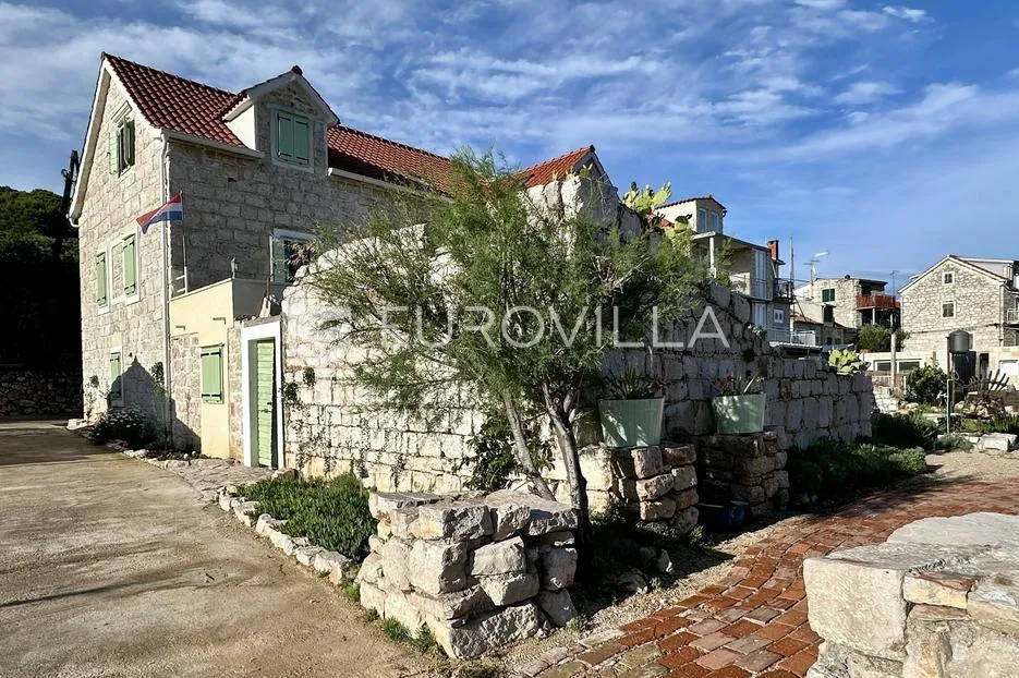 prvić luka, djelomično renovirana kamena kuća, prvi red do mora, 298 m² - slika 2