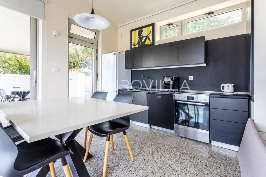 vis, dizajnerska villa s otvorenim pogledom na more u blizini centra - slika 2